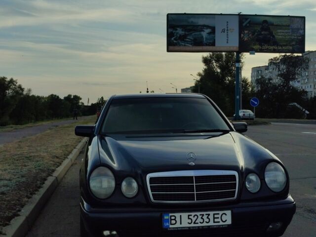 Синий Мерседес 220, объемом двигателя 2.1 л и пробегом 370 тыс. км за 4500 $, фото 1 на Automoto.ua