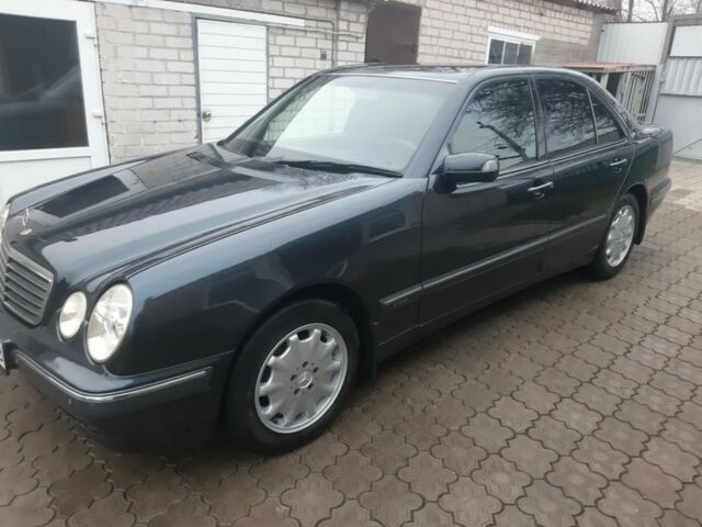 Синий Мерседес 220, объемом двигателя 2.2 л и пробегом 370 тыс. км за 3800 $, фото 1 на Automoto.ua