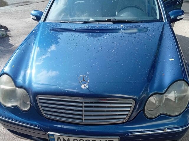 Синий Мерседес 220, объемом двигателя 2.1 л и пробегом 360 тыс. км за 4400 $, фото 1 на Automoto.ua