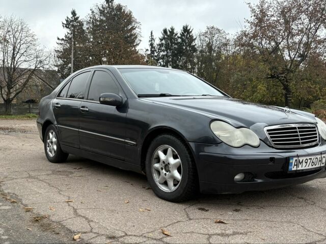 Синий Мерседес 220, объемом двигателя 2.1 л и пробегом 400 тыс. км за 2399 $, фото 1 на Automoto.ua