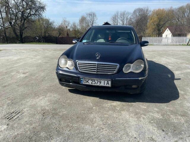 Синій Мерседес 220, об'ємом двигуна 2.1 л та пробігом 337 тис. км за 3300 $, фото 1 на Automoto.ua
