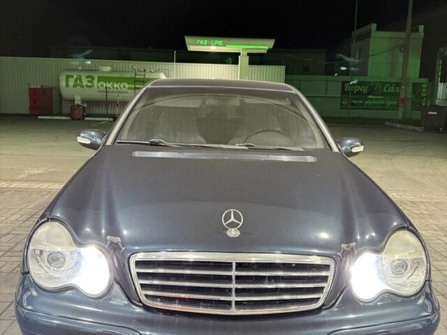 Синий Мерседес 220, объемом двигателя 2.1 л и пробегом 416 тыс. км за 5700 $, фото 1 на Automoto.ua