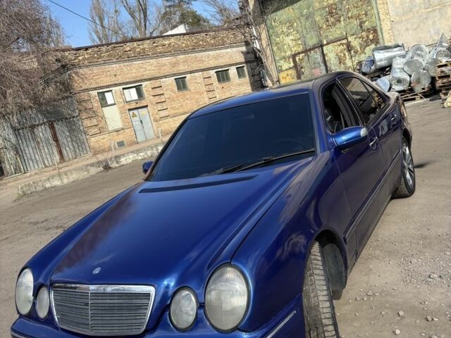 Синій Мерседес 220, об'ємом двигуна 2.1 л та пробігом 400 тис. км за 3700 $, фото 1 на Automoto.ua