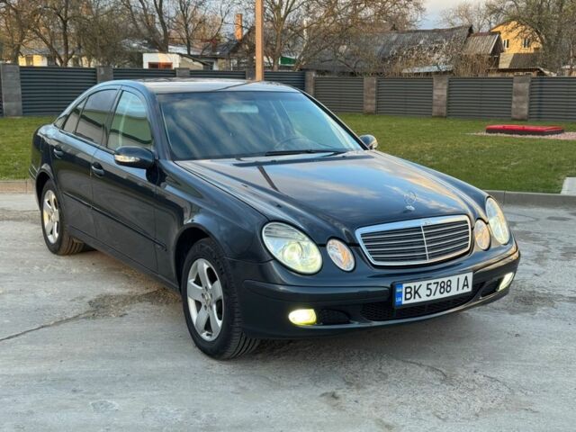 Синій Мерседес 220, об'ємом двигуна 2.1 л та пробігом 270 тис. км за 5750 $, фото 1 на Automoto.ua