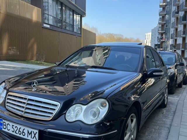 Синий Мерседес 220, объемом двигателя 2.1 л и пробегом 340 тыс. км за 5300 $, фото 1 на Automoto.ua