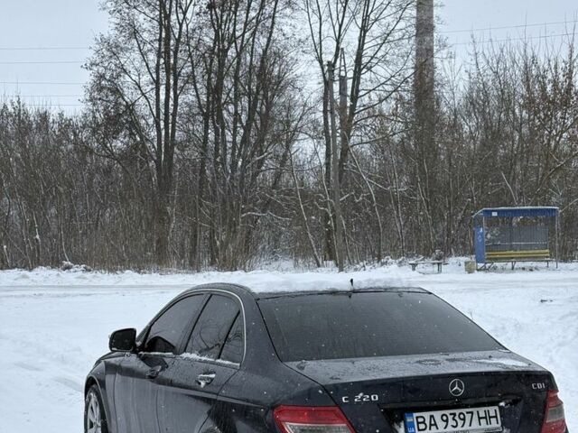 Синий Мерседес 220, объемом двигателя 2.1 л и пробегом 360 тыс. км за 7200 $, фото 1 на Automoto.ua