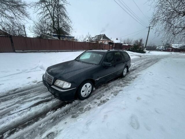 Синій Мерседес 220, об'ємом двигуна 1.8 л та пробігом 300 тис. км за 1300 $, фото 1 на Automoto.ua