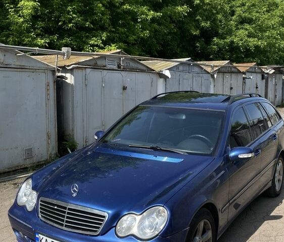 Синий Мерседес 220, объемом двигателя 2.1 л и пробегом 240 тыс. км за 3200 $, фото 1 на Automoto.ua