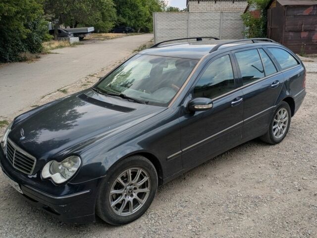 Синий Мерседес 220, объемом двигателя 2.1 л и пробегом 360 тыс. км за 4000 $, фото 1 на Automoto.ua