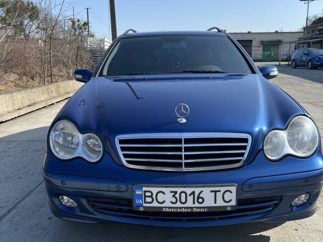 Синий Мерседес 220, объемом двигателя 2.1 л и пробегом 250 тыс. км за 5500 $, фото 1 на Automoto.ua