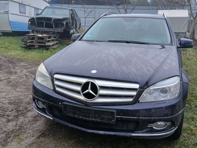 Синий Мерседес 220, объемом двигателя 2 л и пробегом 310 тыс. км за 3200 $, фото 1 на Automoto.ua