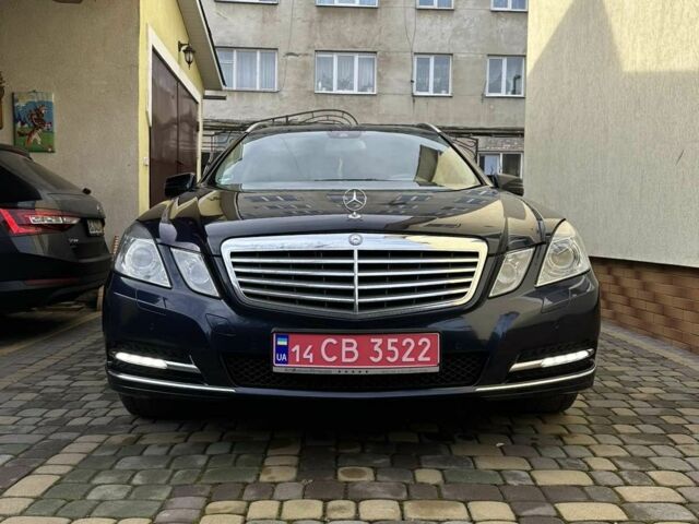 Синий Мерседес 220, объемом двигателя 2.1 л и пробегом 275 тыс. км за 12855 $, фото 1 на Automoto.ua