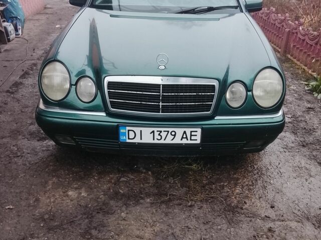 Зелений Мерседес 220, об'ємом двигуна 2.3 л та пробігом 500 тис. км за 2000 $, фото 1 на Automoto.ua