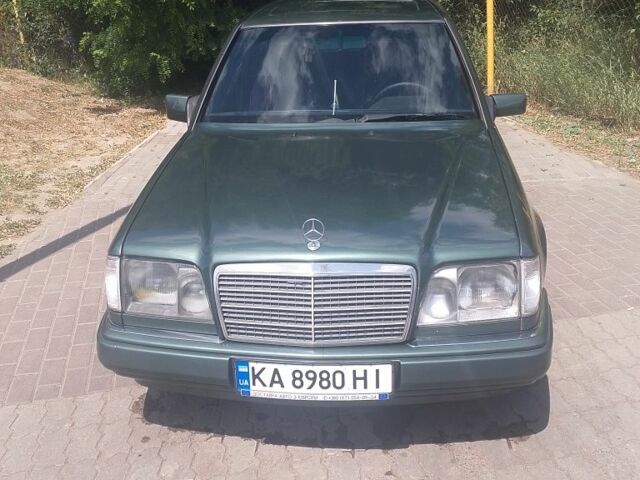 Зелений Мерседес 220, об'ємом двигуна 2.2 л та пробігом 380 тис. км за 2350 $, фото 1 на Automoto.ua