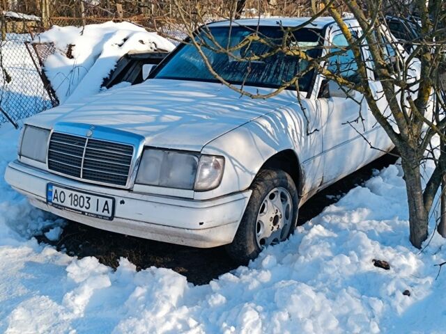 Белый Мерседес 230, объемом двигателя 2 л и пробегом 111 тыс. км за 900 $, фото 1 на Automoto.ua