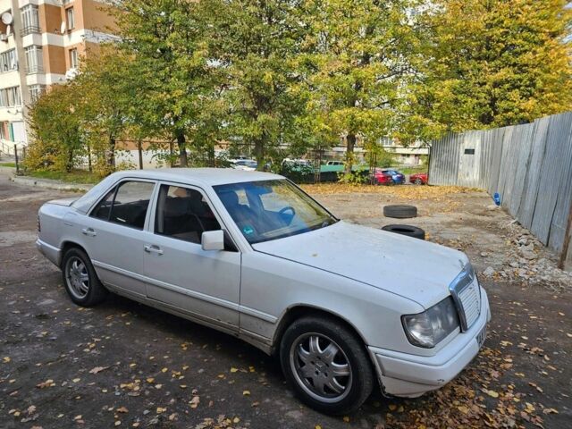 Белый Мерседес 230, объемом двигателя 2.3 л и пробегом 338 тыс. км за 1500 $, фото 1 на Automoto.ua