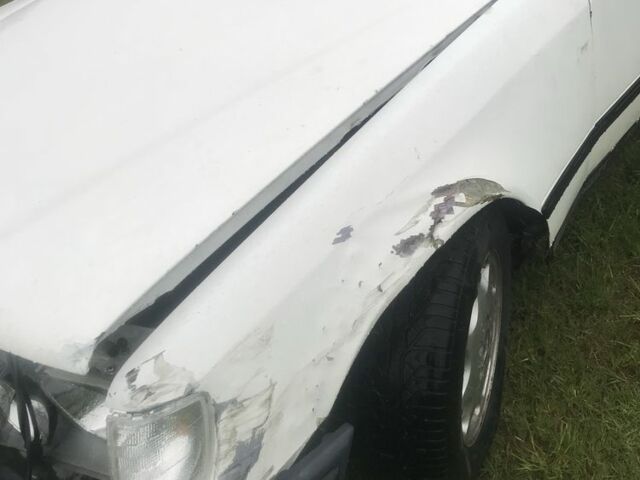 Белый Мерседес 230, объемом двигателя 2.3 л и пробегом 250 тыс. км за 1300 $, фото 1 на Automoto.ua