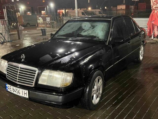 Черный Мерседес 230, объемом двигателя 2.3 л и пробегом 250 тыс. км за 2362 $, фото 1 на Automoto.ua