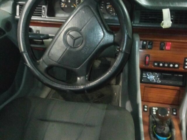 Черный Мерседес 230, объемом двигателя 2.3 л и пробегом 423 тыс. км за 1000 $, фото 1 на Automoto.ua