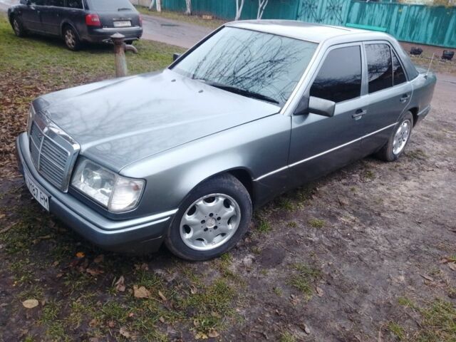 Серый Мерседес 230, объемом двигателя 2.3 л и пробегом 500 тыс. км за 2300 $, фото 1 на Automoto.ua