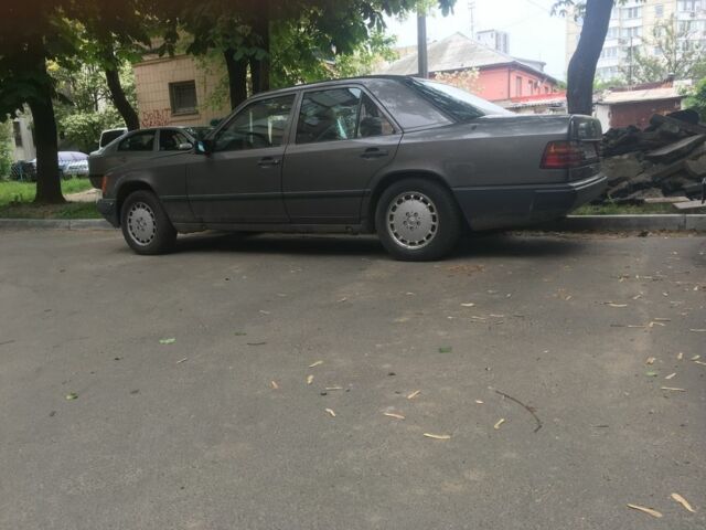 Сірий Мерседес 230, об'ємом двигуна 2.3 л та пробігом 18 тис. км за 2000 $, фото 1 на Automoto.ua