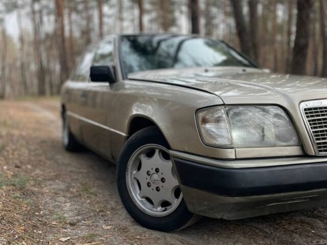 Серый Мерседес 230, объемом двигателя 2.3 л и пробегом 570 тыс. км за 1887 $, фото 1 на Automoto.ua