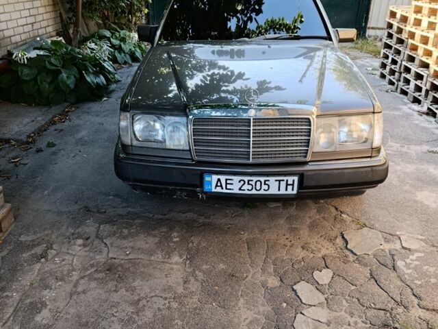 Серый Мерседес 230, объемом двигателя 2.3 л и пробегом 299 тыс. км за 2800 $, фото 1 на Automoto.ua
