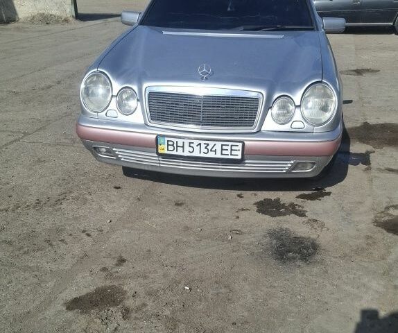 Сірий Мерседес 230, об'ємом двигуна 2.3 л та пробігом 300 тис. км за 3500 $, фото 1 на Automoto.ua