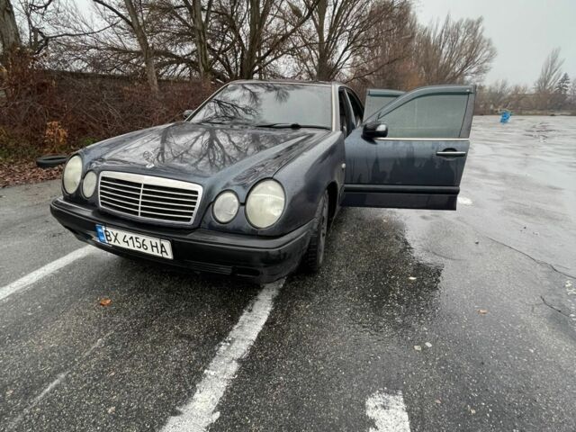 Синий Мерседес 230, объемом двигателя 2.3 л и пробегом 470 тыс. км за 1800 $, фото 1 на Automoto.ua