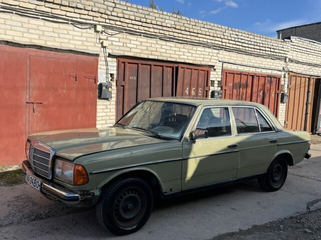 Зелений Мерседес 230, об'ємом двигуна 2.3 л та пробігом 340 тис. км за 550 $, фото 1 на Automoto.ua