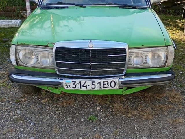 Зеленый Мерседес 230, объемом двигателя 2 л и пробегом 136 тыс. км за 600 $, фото 1 на Automoto.ua