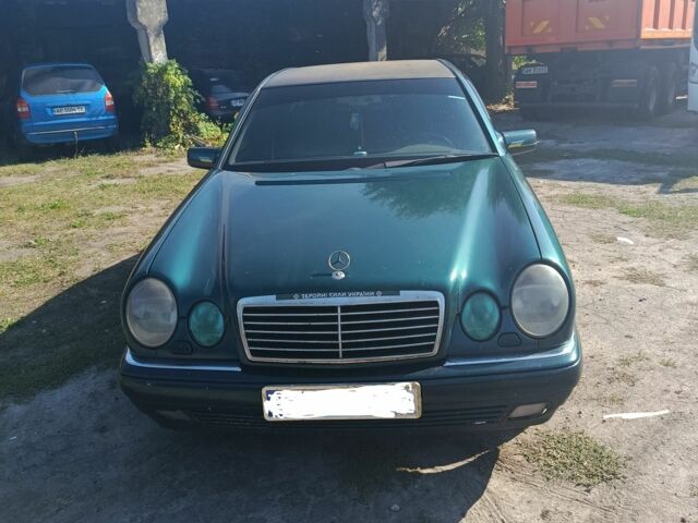 Зелений Мерседес 230, об'ємом двигуна 2.3 л та пробігом 300 тис. км за 3000 $, фото 1 на Automoto.ua