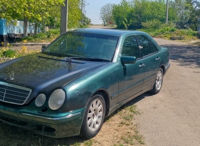 Зеленый Мерседес 230, объемом двигателя 0 л и пробегом 415 тыс. км за 2350 $, фото 1 на Automoto.ua