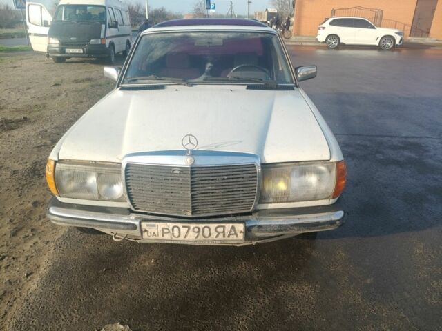 Белый Мерседес 240, объемом двигателя 2 л и пробегом 2 тыс. км за 650 $, фото 1 на Automoto.ua