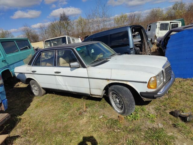 Білий Мерседес 240, об'ємом двигуна 2.4 л та пробігом 400 тис. км за 1000 $, фото 1 на Automoto.ua