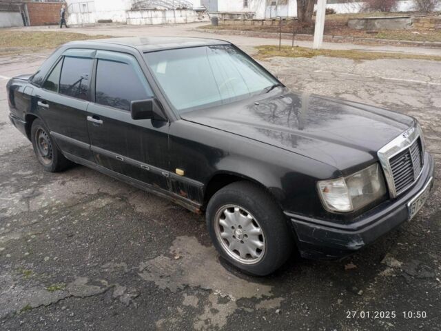 Черный Мерседес 240, объемом двигателя 2 л и пробегом 350 тыс. км за 1300 $, фото 1 на Automoto.ua