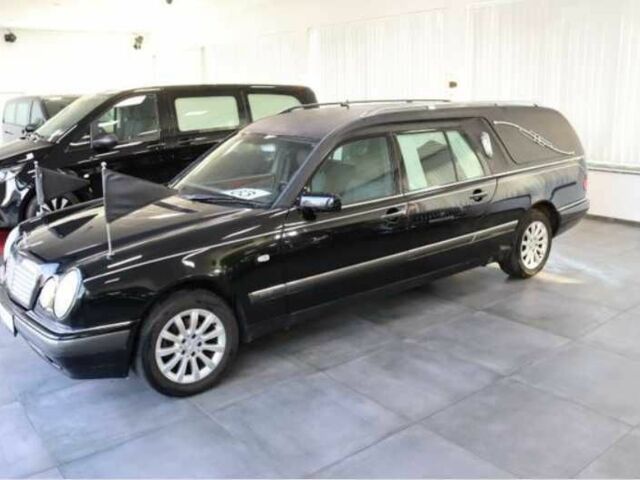 Черный Мерседес 240, объемом двигателя 2.5 л и пробегом 202 тыс. км за 17053 $, фото 1 на Automoto.ua