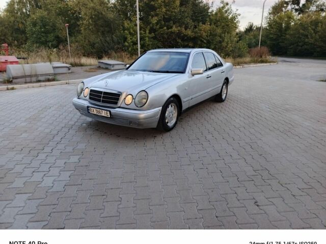 Сірий Мерседес 240, об'ємом двигуна 2.4 л та пробігом 120 тис. км за 3600 $, фото 1 на Automoto.ua