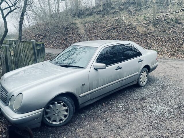 Серый Мерседес 240, объемом двигателя 2.4 л и пробегом 459 тыс. км за 2800 $, фото 1 на Automoto.ua