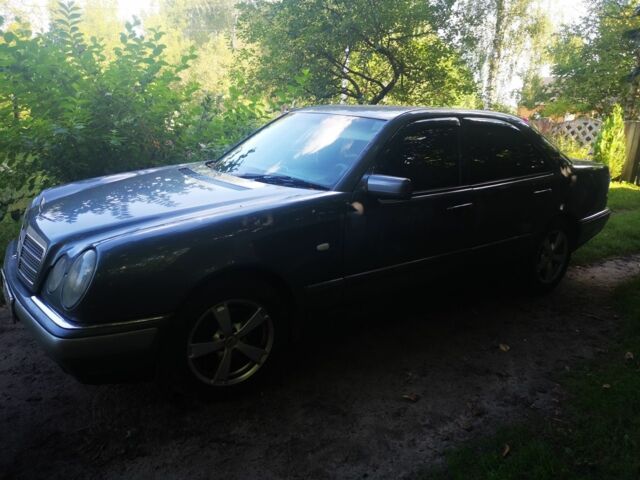 Серый Мерседес 240, объемом двигателя 2.4 л и пробегом 467 тыс. км за 2300 $, фото 1 на Automoto.ua