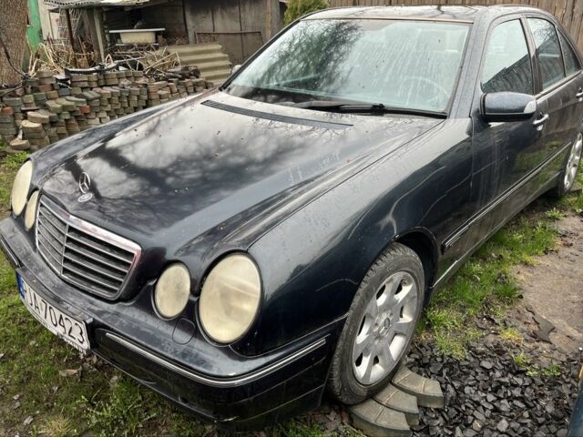 Синий Мерседес 240, объемом двигателя 2.4 л и пробегом 250 тыс. км за 1100 $, фото 1 на Automoto.ua