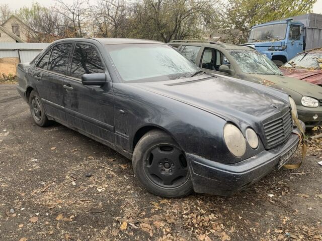 Зеленый Мерседес 240, объемом двигателя 0 л и пробегом 1000 тыс. км за 828 $, фото 1 на Automoto.ua