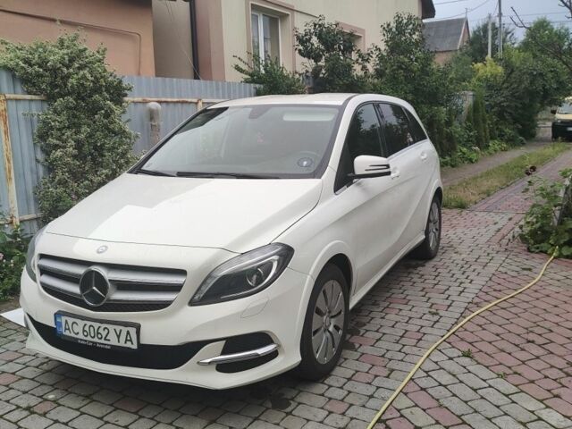 Білий Мерседес 250, об'ємом двигуна 0 л та пробігом 150 тис. км за 9600 $, фото 1 на Automoto.ua