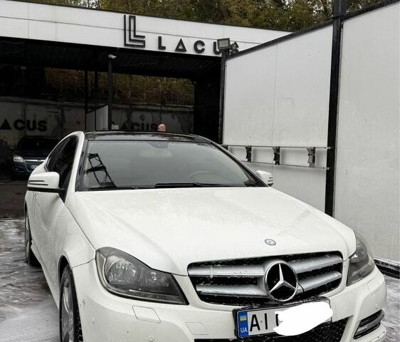 Белый Мерседес 250, объемом двигателя 0 л и пробегом 180 тыс. км за 11200 $, фото 1 на Automoto.ua