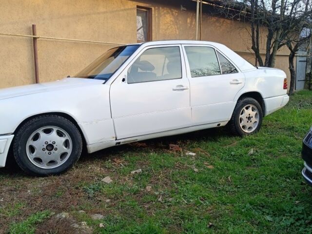 Белый Мерседес 250, объемом двигателя 0 л и пробегом 111 тыс. км за 1400 $, фото 1 на Automoto.ua