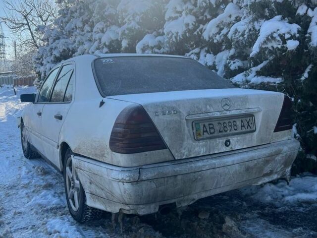 Белый Мерседес 250, объемом двигателя 2.5 л и пробегом 500 тыс. км за 1000 $, фото 1 на Automoto.ua