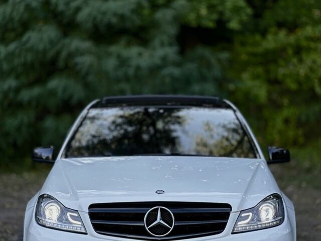 Білий Мерседес 250, об'ємом двигуна 1.8 л та пробігом 230 тис. км за 12555 $, фото 1 на Automoto.ua