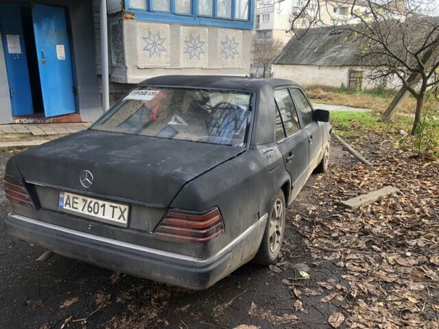 Черный Мерседес 250, объемом двигателя 2.5 л и пробегом 450 тыс. км за 1500 $, фото 1 на Automoto.ua