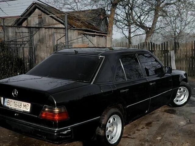 Черный Мерседес 250, объемом двигателя 2.5 л и пробегом 300 тыс. км за 2400 $, фото 1 на Automoto.ua