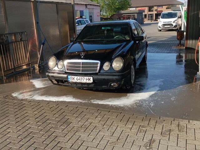 Черный Мерседес 250, объемом двигателя 2.5 л и пробегом 340 тыс. км за 2200 $, фото 1 на Automoto.ua